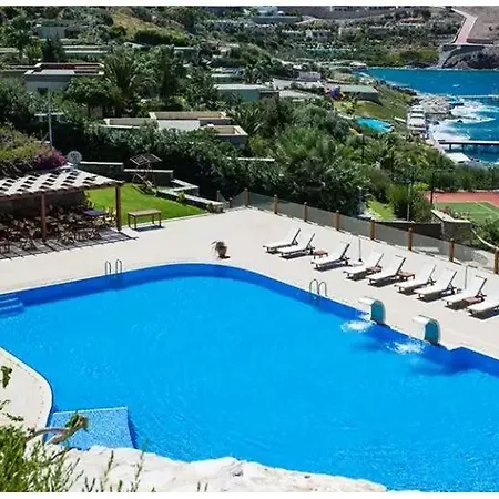 Havuzlu Villa *